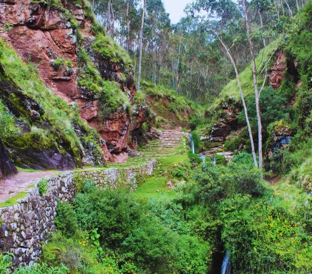 Camino hacia la catarata - Cachoeira Poc Poc em Cusco: um paraíso escondido