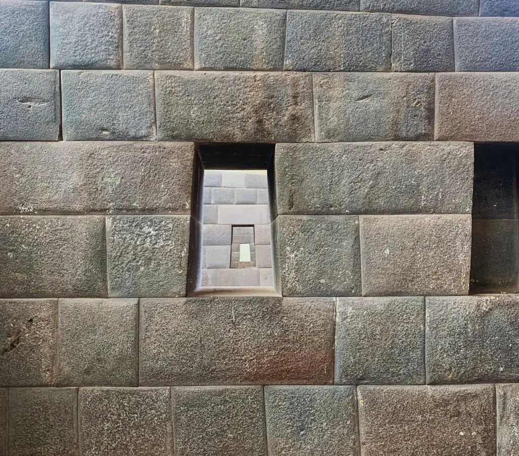 Simetria de los muros en Qoricancha