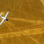 Vista a&eacute;rea de las L&iacute;neas de Nazca con avioneta y figuras ilustradas