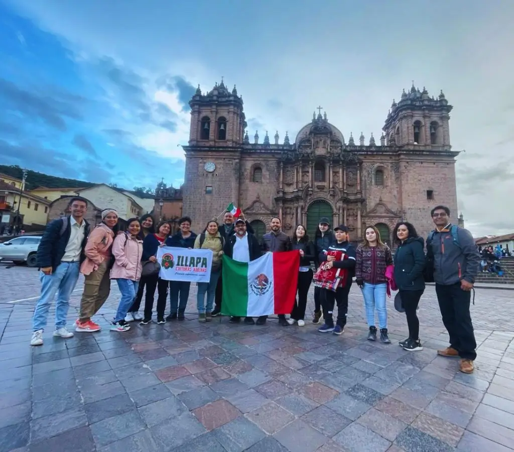 turistas en la plaza de armas Cusco