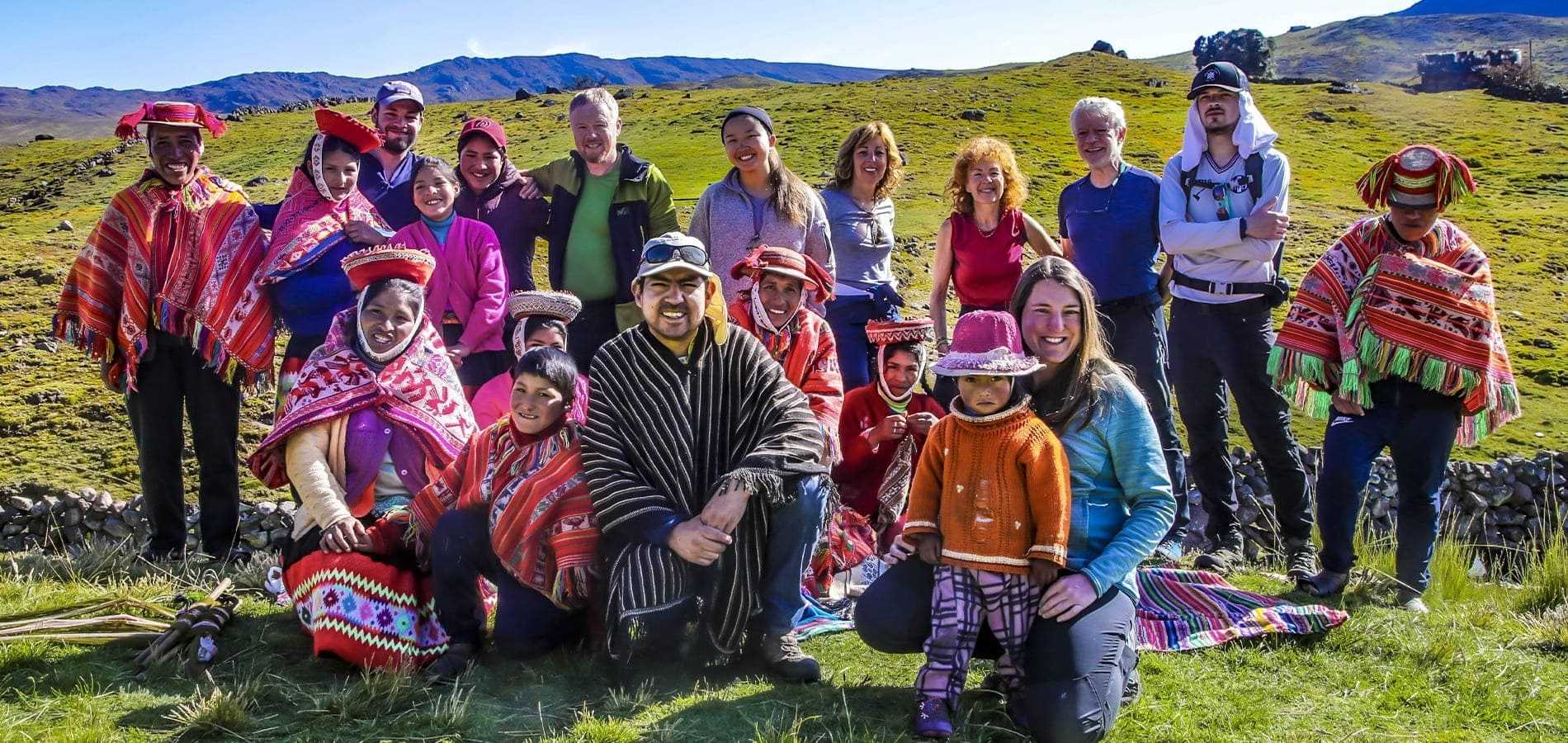 turistas con ropa rural en cusco