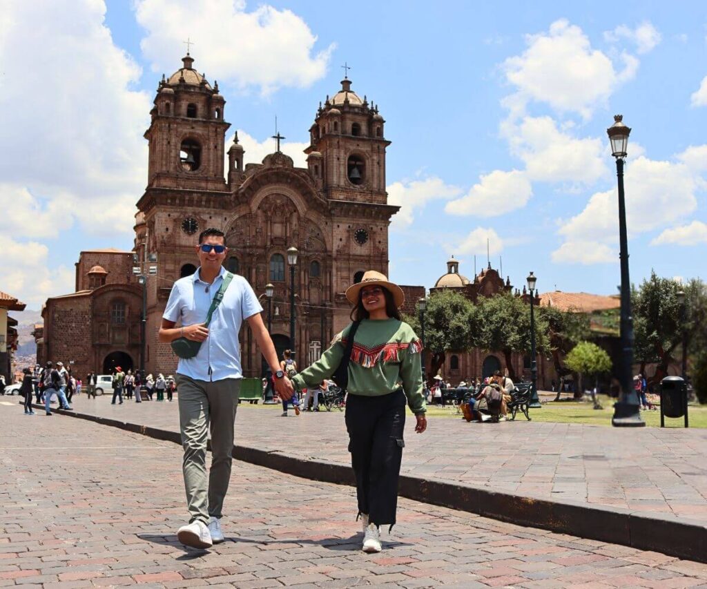 Caminata frente a la catedral del Cusco