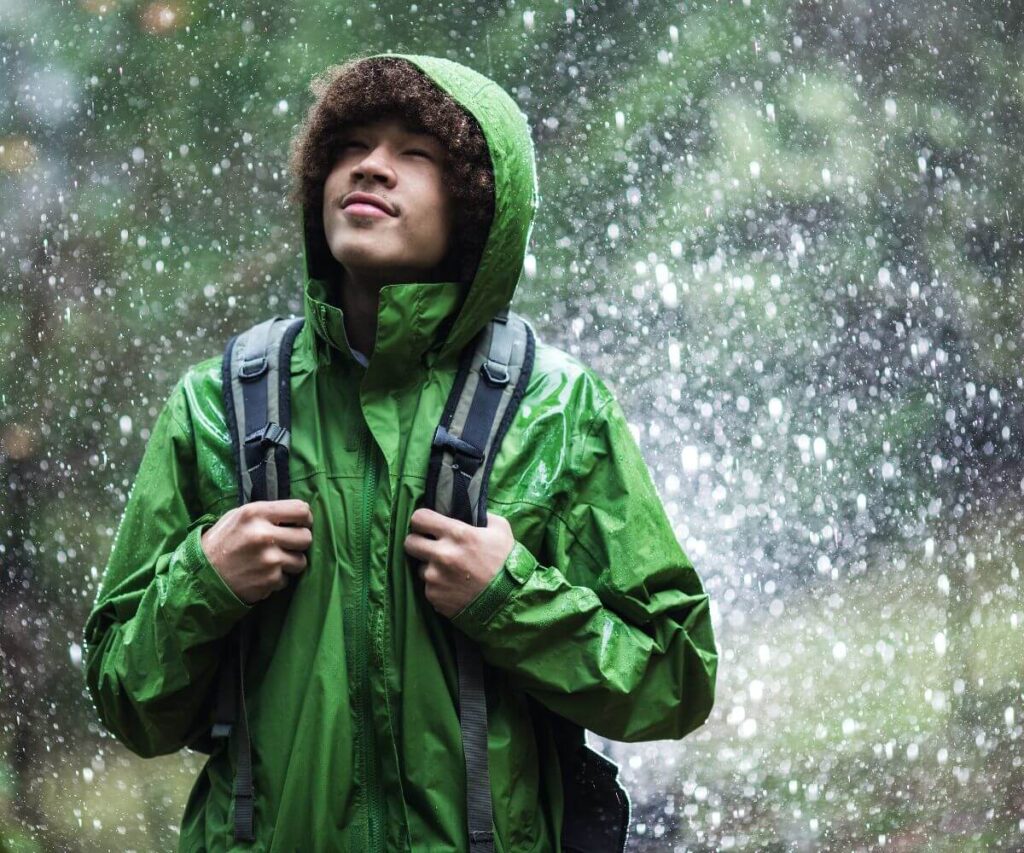 Lleva ropa impermeable en caso vaijes en lluvias