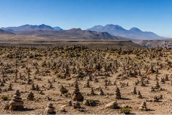Apachetas de Patapampa en Arequipa rodeadas de paisajes altoandinos y vistas volcánicas