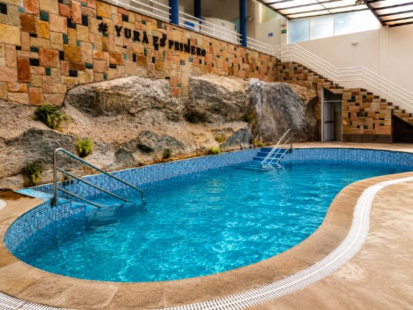 Piscinas termales del Balneario de Yura en Arequipa rodeadas de formaciones naturales