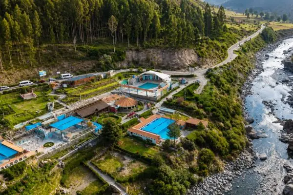 Baños termales La Calera en Chivay rodeados de montañas y paisajes del Valle del Colca