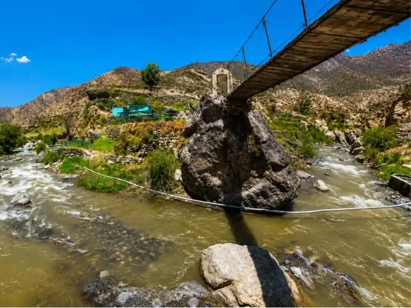 Ingreso a un atractivo turístico de Yura en Arequipa rodeado de paisaje natural y río