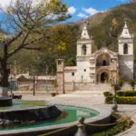 Plaza de Armas de Chivay en Arequipa rodeada de arquitectura colonial y paisajes andinos