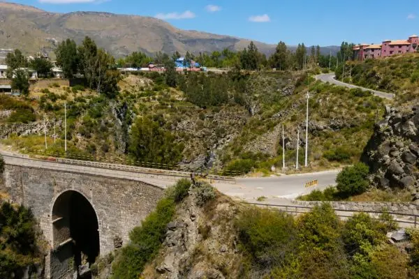 Puente de piedra tradicional en Chivay rodeado de paisaje natural del Valle del Colca