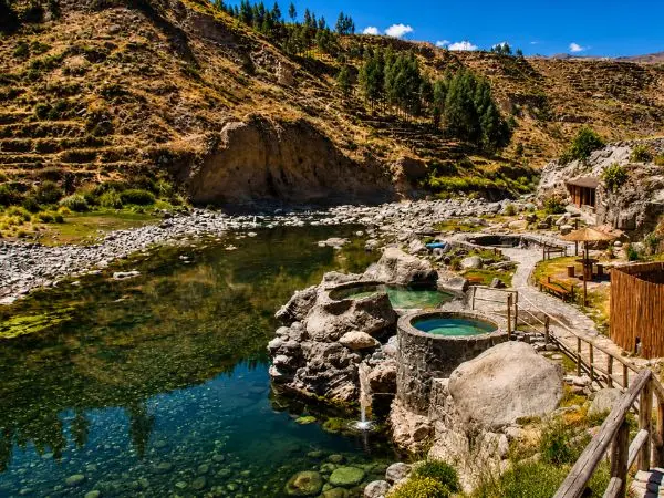Aguas termales de Puye en Yura Arequipa rodeadas de montañas y paisaje natural