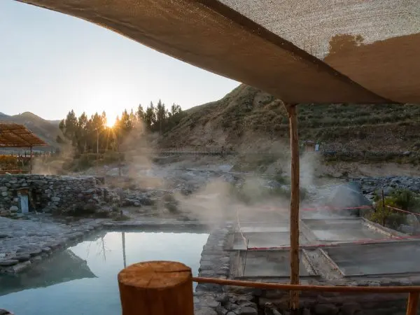 Balneario de Puye en Yura Arequipa con pozas termales rodeadas de paisaje natural