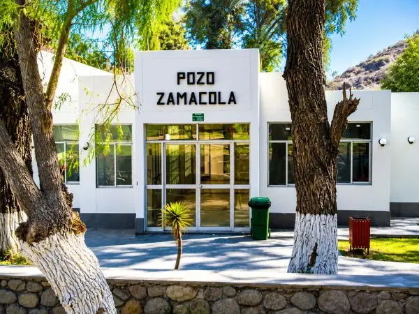 Entrada principal del Pozo de Zamácola, atractivo turístico ubicado en Yura, Arequipa