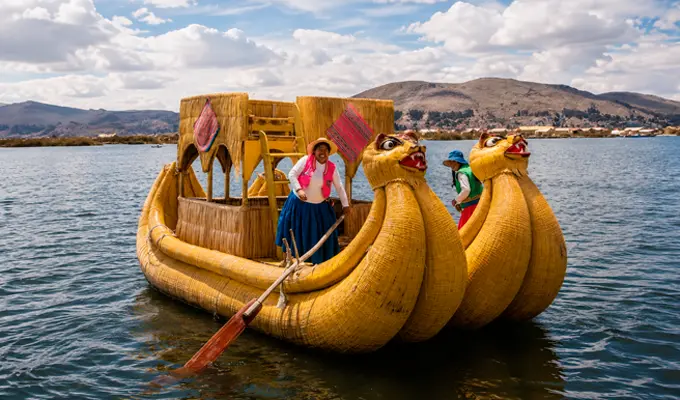 caballito de totora en el lago andino
