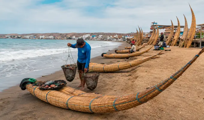 pescadores con caballitos de totora 1