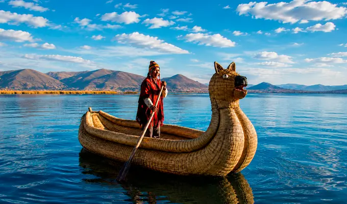 senor en caballito de totora