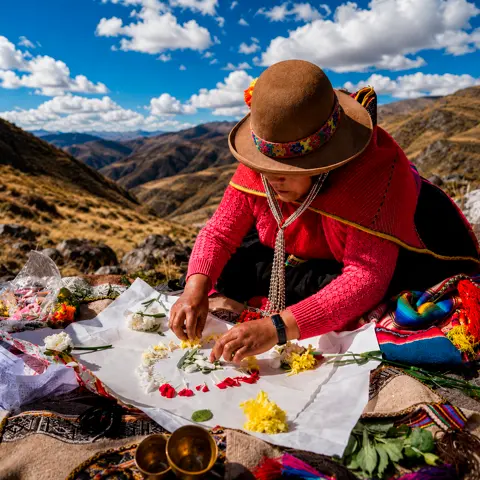 sra haciendo pago a la tierra