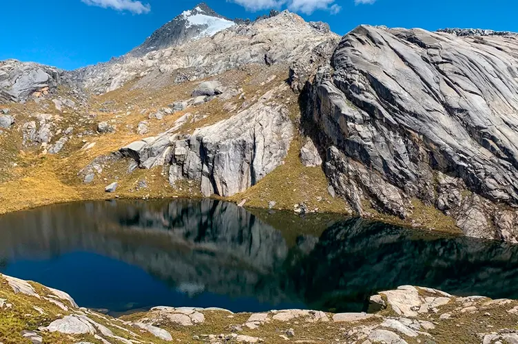 Azulqocha lake