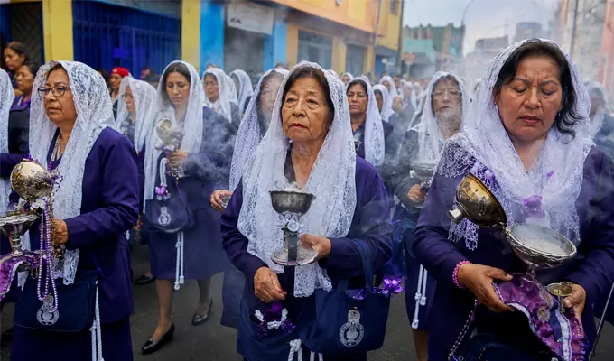 Lord of Miracles: History, Tradition, and Devotion to the Brown Christ in Peru 8 devotas del senor de los milagros 1