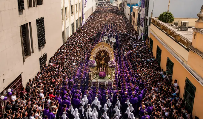 Senhor dos Milagres: história, tradição e devoção do Cristo Moreno no Peru 3 procesion del senor de los milagros