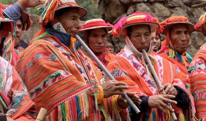 personas tocando musica andina