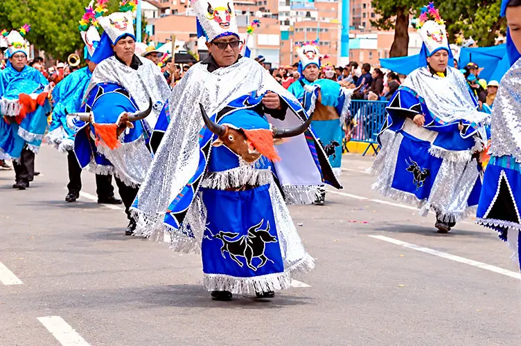 Aniversario de Puno: danzas y tradiciones 2 Desfile de toros azules y plateados